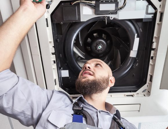 AEP Installation d'un climatiseur par un technicien