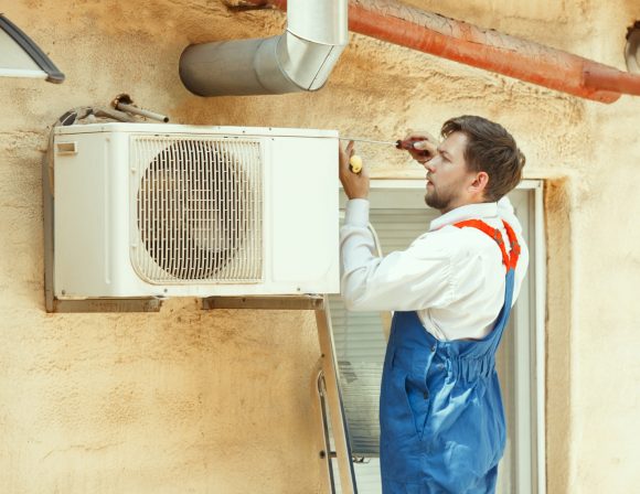 AEP Installation d'un climatiseur par un technicien